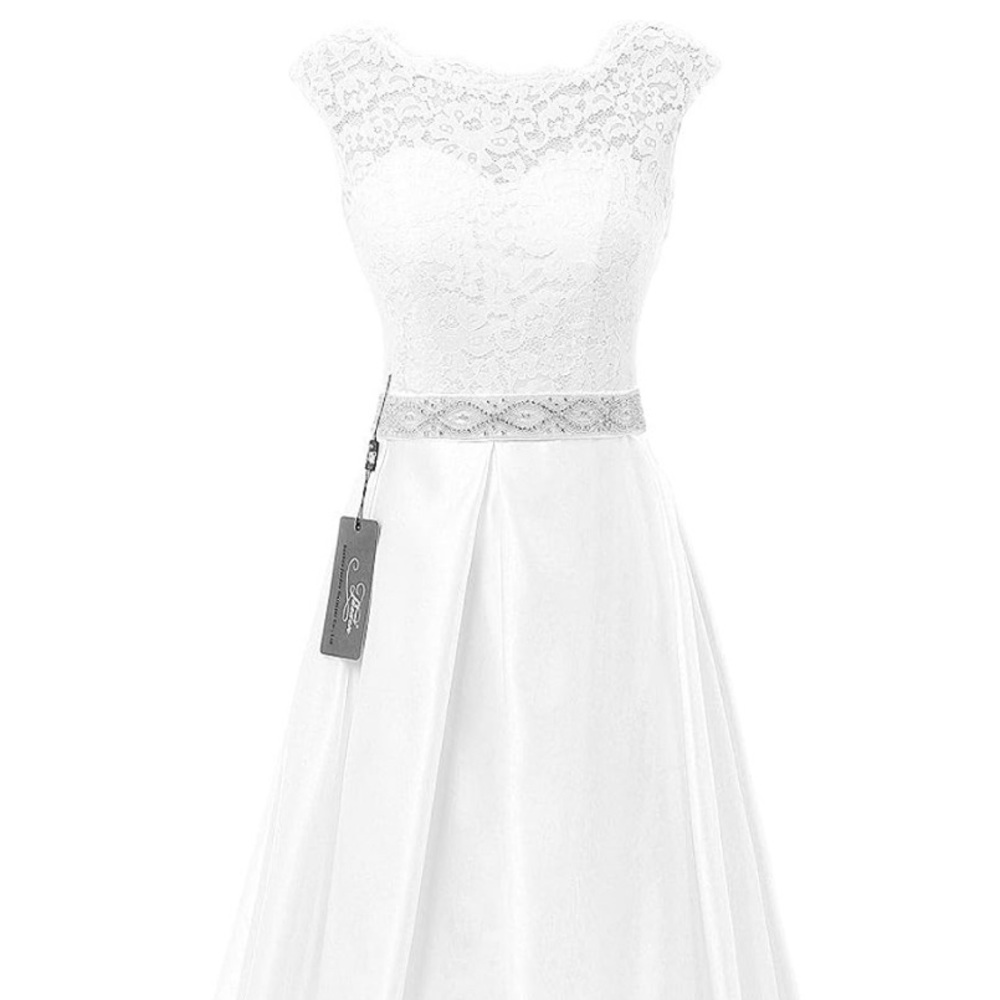 Flattering wedding dress!